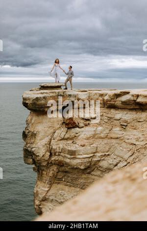Das Paar steht am Rand der dramatischen Klippe Pictured Rocks Lakeshore Stockfoto