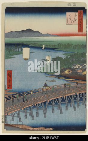 Senju Great Bridge, No. 103 aus hundert berühmten Ansichten von Edo, Utagawa Hiroshige, Ando, japanisch, 1797-1858, Holzschnitt, Japan, 2nd Monate 1856, Edo-Zeit, Ansei-Ära, Blatt: 14 3/16 x 9 1/4 Zoll, 36 x 23,5 cm, 19th Jahrhundert, 19.Jahrhundert, Boote, Brücke, Ruhe, edo, Fauna, Flora, Grün, Harmonie, hiroshige, Landschaft, meditativ, minimal, Berge, Natur, Fluss, tokio, Bäume, Wasser, Holzschnitt Stockfoto