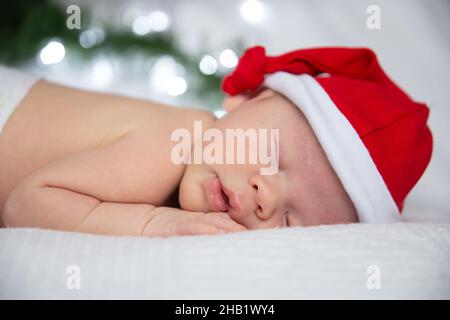 Schlafende Baby in weihnachtsmann Mütze Stockfoto