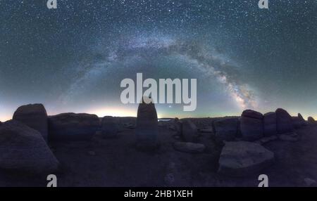 Panoramablick auf das Megalithische Wahrzeichen unter dem Sternenhimmel, Bogen zur Milchstraße Stockfoto