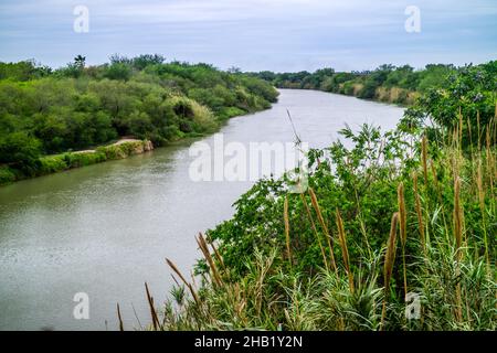 Ein großer Fluss des Wasserflusses, der die Grenze zwischen Mexiko und den Vereinigten Staaten verbindet Stockfoto