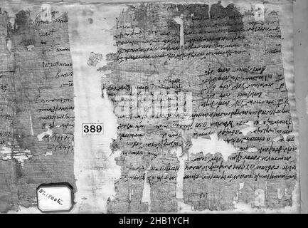 Papyrus-Fragmente in griechischer Sprache, Papyrus, Tusche, 303 C.E., Römerzeit, Glas: 11 5/16 x 27 1/2 Zoll, 28,8 x 69,8 cm, ägyptischer, griechischer Text, beschriftet, Papyrus, Römische Zeit Stockfoto