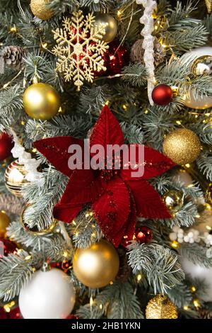 Rote Blume auf dem weihnachtsbaum Stockfoto