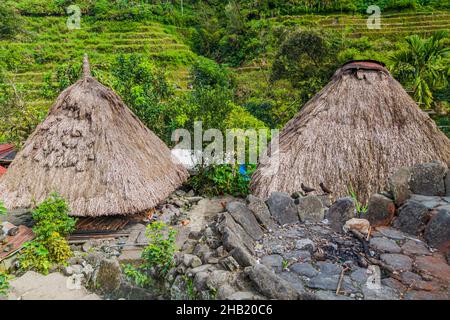 Strohgedeckte Hütten im Dorf Cambulo, Insel Luzon, Philippinen Stockfoto