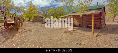 Pioneer Buildings auf der historischen Lonely Dell Ranch bei Lee's Ferry in der Nähe des Vermilion Cliffs National Monument im Glen Canyon Recreation Area, Arizona. Stockfoto