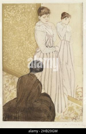 The Fitting, Mary Cassatt, American, 1844-1926, Drypoint und Aquatinta-Radierung auf cremefarbenem, mäßig dickem, mäßig strukturiertem Büttenpapier, 1890-1891, Blatt: 17 1/4 x 12 Zoll, 43,8 x 30,5 cm, braun, cassatt, Crouch, Kleid, Drypoint, weiblich, Künstlerin, Figuren, passend, IMLS, Impressionismus, Impressionismus, Impressionismus, im Omnibus, Interieur, Mittelklasse, Spiegel, Druck, Reflexion, Streifen, Frau, Künstlerin, Frauen Stockfoto