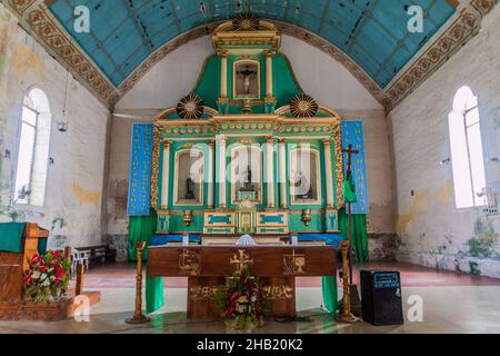 SIQUIJOR, PHILIPPINEN - 9. FEBRUAR 2018: Innenraum der Lazi-Kirche auf der Insel Siquijor, Philippinen. Stockfoto
