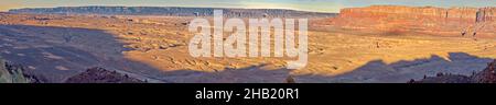 Super Panorama Blick auf das Kaibab Plateau auf der linken Seite und Vermilion Cliffs National Monument auf der rechten Seite vom Antelope Pass Blick auf den Highway 89 nea Stockfoto