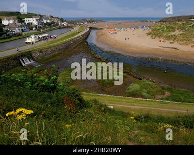 Blick auf den Summerleaze Beach, den Bude-Kanal und den River Neet, Bude, Cornwall, Großbritannien Stockfoto