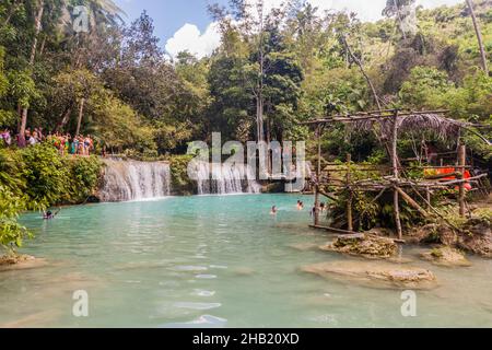 SIQUIJOR, PHILIPPINEN - 9. FEBRUAR 2018: Die Menschen genießen die Cambugahay Falls auf der Insel Siquijor, Philippinen. Stockfoto