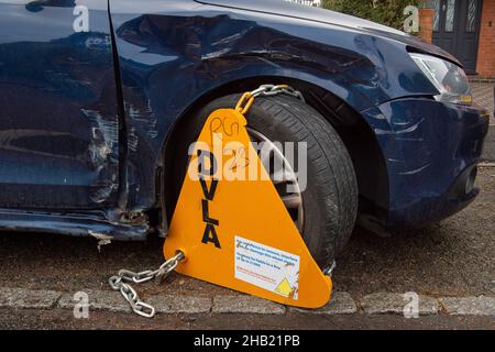 High Wycombe, Buckinghamshire, Großbritannien. 16th. Dezember 2021. Autos, die von der DVLA wegen Nichtzahlung der Kfz-Steuer durch ihre Besitzer geklemmt wurden. Viele Menschen kämpfen aufgrund der Covid-19-Pandemie und ihres damit verbundenen Einkommensverlustes weiterhin finanziell. Quelle: Maureen McLean/Alamy Stockfoto