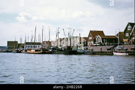 Blick auf das Dorf und Fischerboote vom Meer, Volendam, Niederlande 1973 Stockfoto