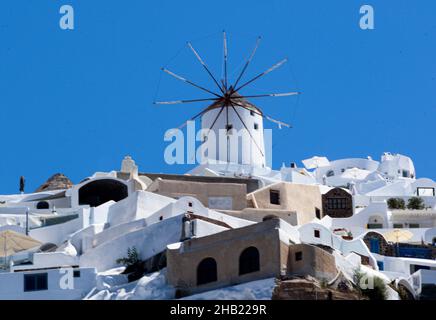 Blick auf eine Windmühle auf den alten Häusern in Windmill Villas auf Fähren zu den Ägäischen Inseln Stockfoto
