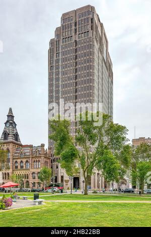 Das Connecticut Financial Center, das über dem Rathaus auf der Ostseite des New Haven Green thront, wurde 1990 nach einem Entwurf von Crang und Boake erbaut. Stockfoto