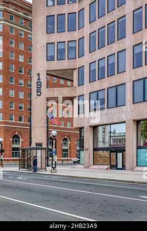 Das New Haven Savings Bank Building, ein rosafarbener Kalkstein-Wolkenkratzer, bildet einen starken Kontrast zum benachbarten Rathaus am östlichen Rand von New Haven Green. Stockfoto