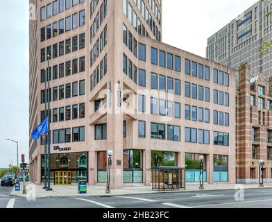 Das New Haven Savings Bank Building, ein rosafarbener Kalkstein-Wolkenkratzer, bildet einen starken Kontrast zum benachbarten Rathaus am östlichen Rand von New Haven Green. Stockfoto