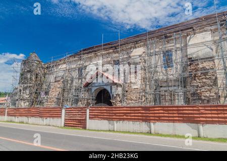 Parroquia de San Pedro Apostol im Dorf Loboc, das durch ein Erdbeben beschädigt wurde, Insel Bohol, Philippinen. Stockfoto