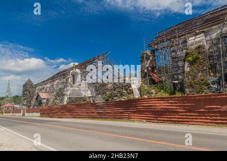 Parroquia de San Pedro Apostol im Dorf Loboc, das durch ein Erdbeben beschädigt wurde, Insel Bohol, Philippinen. Stockfoto