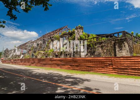 Parroquia de San Pedro Apostol im Dorf Loboc, das durch ein Erdbeben beschädigt wurde, Insel Bohol, Philippinen. Stockfoto