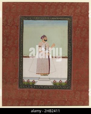 Munir al-Mulk Bahadur, indisch, opakes Aquarell und Gold auf Papier, Deccan, Indien, 1875-1900, Mughal, Blatt: 19 11/16 x 11 13/16 Zoll, 50,0 x 30,0 cm, 19th Jahrhundert, Aristu Jah, Bart, Blume, Garten, Indien, Mann, Munir al-Mulk, Malerei, Papier, Robe, Schwert, Terrasse, Aquarell Stockfoto