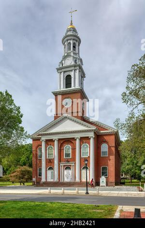 United Church on the Green ist eine Wahrzeichen-Kirche auf dem Wahrzeichen New Haven Green, die von David Hoadley im Bundesstil entworfen und 1815 fertiggestellt wurde. Stockfoto