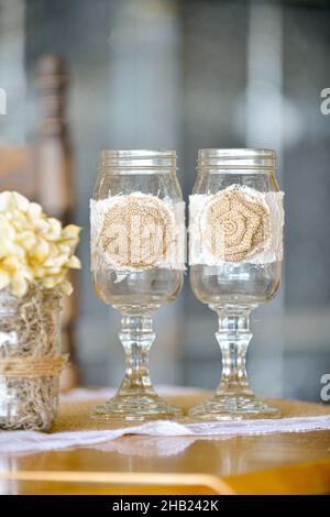 Sein und ihr Maurer Glas Weingläser für Toast bei Hochzeitsempfang florida Stockfoto