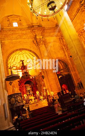 Aufwendig dekorierter vergoldeter Altar in der Kathedrale Santa Maria La Mayor, Ronda, Andalusien, Spanien Stockfoto