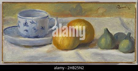 Stillleben mit Blauer Tasse, Nature morte à la tasse bleue, Pierre-Auguste Renoir, Französisch, 1841-1919, Öl auf Leinwand, Frankreich, ca. 1900, 6 x 13 1/8 Zoll, 15,2 x 33,3 cm, Apfel, blau, blauer Becher, bunt, Kochen, Tasse, Essen, Essen, europäisch, feige, Essen, Essen und Trinken, Französisch, Französisch Malerei, Obst, Impressionismus, Essen, Ndeu, Öl auf Leinwand, Orange, Untertasse, Stillleben, Teetasse Stockfoto