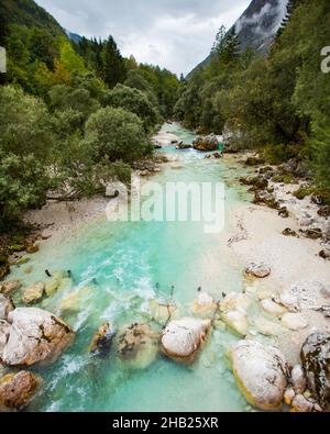 Fluss, Wasser, Soca, Grün, Natur, Blau, Steine, Slowenien, Berge, Fluss, Wassersport, Flusslandschaft, klar, kühl, Stein, Wandern, Rafting, Backgr Stockfoto