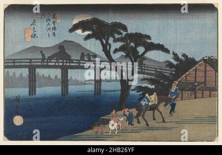 Nr. 28, Nagakubo, aus der Serie die neunundsechzig Stationen der Kisokaidō-Straße, aus der Serie: Kisokaido rokuju tsugi, die neunundsechzig Stationen des Kisokaido-Highways von Eisen und Hiroshige, Utagawa Hiroshige, Ando, japanisch, 1797-1858, Farbholzschnitt auf Papier, Japan, ca. 1835-1838, Edo-Zeit, Bild: 9 x 13 7/8 Zoll, 22,9 x 35,2 cm, Brücke, Ruhe, Familie, Fauna, Flora, Harmonie, Pferd, Mann, meditativ, Minimal, Mond, Natur, Nacht Stockfoto