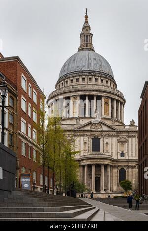 Die Südseite der St. Pauls Cathedral in London, England, Großbritannien, vom Peter's Hill aus gesehen. Aufgenommen im April 2021 am Ende der Covid-Beschränkungen. Stockfoto