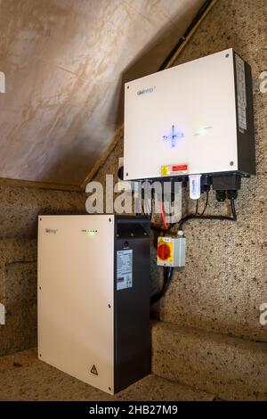 Givenergy Wechselrichter und Batterie in Loft des Hauses mit Solarzellen. Wandelt Gleichstrom in Wechselstrom und Netzteile in das Haus um, speichert in Batterien oder exportiert ins Netz. Stockfoto