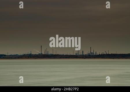 Petrochemie-Raffinerie in fawley am Rande der solent und dem Hafen von southampton Docks uk, Ölraffinerie betrieben von exxon mobil von solent aus gesehen. Stockfoto