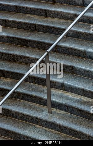 Treppenflucht aus Beton oder Treppen mit Metallgeländer aus nächster Nähe. Treppenflucht aus Beton oder Stein oder Treppenflucht. Stockfoto