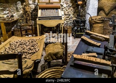 Cork Produktionsausrüstung im Museum of Arts & Traditions Populaires in Draguignan, Frankreich Stockfoto