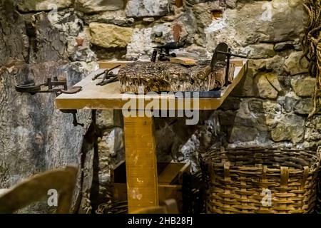 Cork Produktionsausrüstung im Museum of Arts & Traditions Populaires in Draguignan, Frankreich Stockfoto