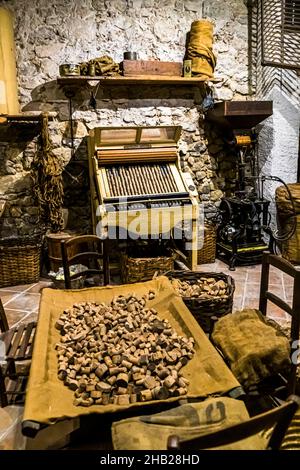 Cork Produktionsausrüstung im Museum of Arts & Traditions Populaires in Draguignan, Frankreich Stockfoto