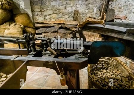 Cork Produktionsausrüstung im Museum of Arts & Traditions Populaires in Draguignan, Frankreich Stockfoto