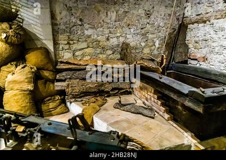 Cork Produktionsausrüstung im Museum of Arts & Traditions Populaires in Draguignan, Frankreich Stockfoto