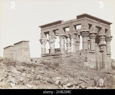 Philae, Blick auf den Südosten des Trajan-Kiosk und den ersten Mast des Isis-Tempels, Silberalbumin-Fotografie, Ende 19th. Jahrhundert, Bild/Blatt: 7 3/4 x 10 1/4 Zoll, 19,7 x 26 cm, 19th. Jahrhundert, Silberalbumin-Fotografie, Architektur, Assuan, Schwarz und Weiß, Ägypten, Kaiser Trajan, erster Katarakt, Isis, Kiosk von Trajan, Ossiris, Papyrus-Säulen, Philae, Pylon, Römische Zeit, Tempel Stockfoto