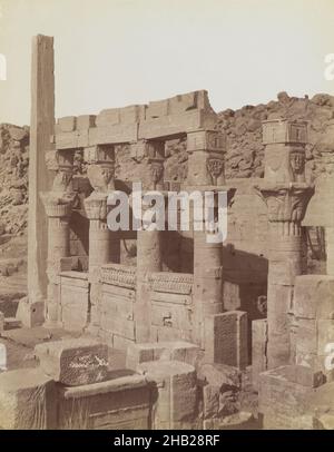 Philae, Blick vom Nordosten des Südens der Westkolonnade und der Veranda des Nectanebo am Tempel der Isis, Albumen-Silberaufnahme, Ende 19th. Jahrhundert, Bild/Blatt: 7 3/4 x 10 1/4 Zoll, 19,7 x 26 cm, Albumen-Silberaufnahme, Antonio Beato, Architektur, Aswan, Schwarzweiß, Ägypten, erster Katarakt, Hathoric Columns, Mammisi, Nil, Philae, ptolemäische Periode, Ptolemäus IV., Tempel von Isis Stockfoto