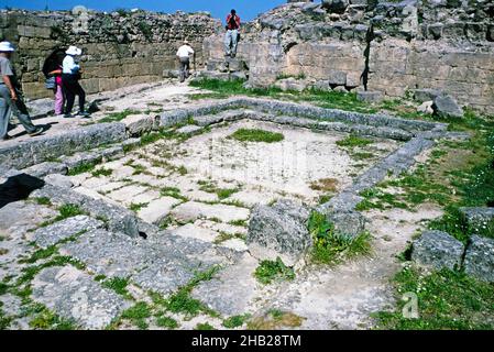 Prähistorische archäologische Stätte in Ugarit, Syrien im Jahr 1998 - diplomatischer Saal mit Pool Stockfoto