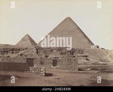 Pyramiden von Gizeh, Blick nordöstlich der Pyramiden von Chephren und Cheops, Albumen-Silberfotografie, Ende 19th. Jahrhundert, Bild/Blatt: 7 3/4 x 10 1/4 Zoll, 19,7 x 26 cm, 19th. Jahrhundert, 4th. Dynastie, Albumen-Silberfotografie, Antonio Beato, Architektur, Schwarz-Weiß, Ägypten, Gizeh, Khefre, Khufu, Kalkstein, Menkaure, Nekropole, Altes Königreich, Pyramiden, Königshaus, Grab Stockfoto