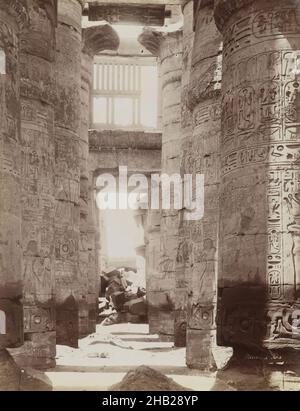 Hypostyle Hall im Tempel von Karnak, Blick auf den Hypostyle Hall, Albumen-Silberfotografie, Ende 19th Jahrhundert, Bild/Blatt: 7 3/4 x 10 1/4 Zoll, 19,7 x 26 cm, 19th Jahrhundert, Albumen-Silberfotografie, Antonio Beato, Architektur, Schwarz und Weiß, Kartuschen, Ägypten, Hieroglyphen, Hypostyle Hall, Neues Königreich, Papyrus-Säulen, Bezirk von Amon-Re, Sunken Relief, Tempel von Karnak Stockfoto