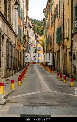 Schmale Straße mit Pollern, die Fußwege vom Autoverkehr in Draguignan, Frankreich, trennen Stockfoto
