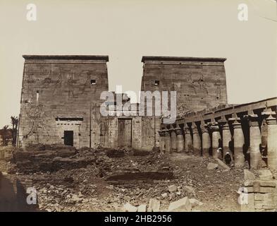 Phile Vue de Pylone avec les Colonnes, Tempel des Isis pylon; Blick mit Säulen nach Norden, Philae, Antonio Beato, Italienisch und Britisch, ca. 1825-ca. 1903, Albuminsilberfotografie, Ende 19th Jahrhundert, Bild/Blatt: 7 15/16 x 10 3/8 Zoll, 20,2 x 26,4 cm, 19th Jahrhundert, Albuminsilberfotografie, Antonio Beato, Architektur, Assuan, Schwarzweiß, Säulen, Ostkolonnade, Ägypten, Erster Pylon, Horus, Isis, Osiris, Philae, Ptolemäische Periode, religiös, Tempel, Vue de Pylone avec les Colonnes Stockfoto