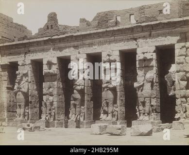 Medinet Habou Lere Cour Cote Nord, Antonio Beato, italienisch und britisch, ca. 1825-ca. 1903, Silberalbumin-Fotografie, 19th Jahrhundert, Bild/Blatt: 7 7/8 x 10 3/16 Zoll, 20 x 25,9 cm, 19th Jahrhundert, 20th Dynastie, Silberalbumin-Fotografie, Antonio Beato, Architektur, Schwarz-Weiß, Ägypten, erster Gerichtshof, Luxor, Medinet Habu, Totentempel, Neues Königreich, Nordkolonnade, Osriden Statuen, Ramesses III, Royal, Nekropole von Theban Stockfoto