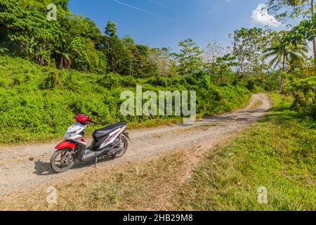 BOHOL ISLAND, PHILIPPINEN - 11. FEBRUAR 2018: Scooter auf einer Landstraße auf Bohol Island, Philippinen Stockfoto