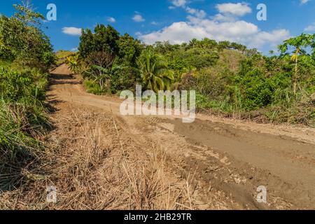 Schlammige Landstraße auf der Insel Bohol, Philippinen Stockfoto