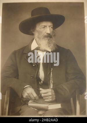 Lord Tennyson, Herbert Barraud, britisch, aktiv 1888-1891, Silbergelatine Fotografie, n.d., 8 1/2 x 6 1/2 Zoll, 21,6 x 16,5 cm, Autor, Mode, literarische Figur, Literatur, Mann auf einem Stuhl, Dichter, Porträt, Porträt eines Dichters, Sepia, Stil, Schriftsteller Stockfoto